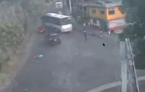 Video: Conductor arrolla a motociclista en Metepec, y se pretende dar a la fuga, pero no lo logra